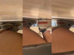 Gái xinh đi vệ sinh bị quay lén lồn đẹp